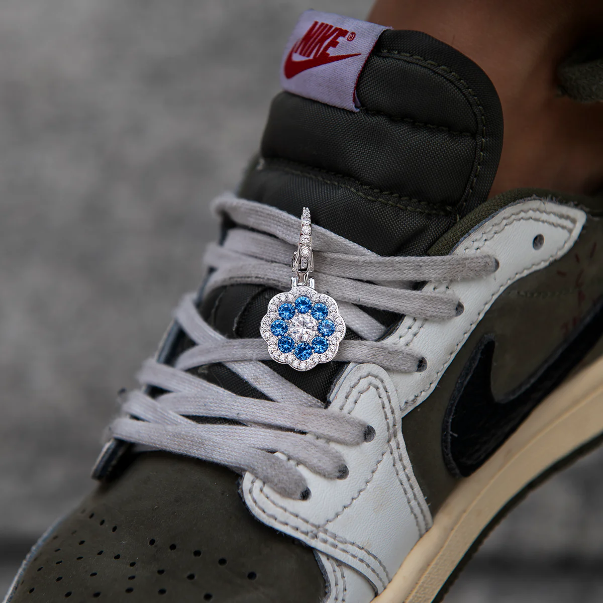 Blue Flower Clip On Pendant - White Gold - Image 3