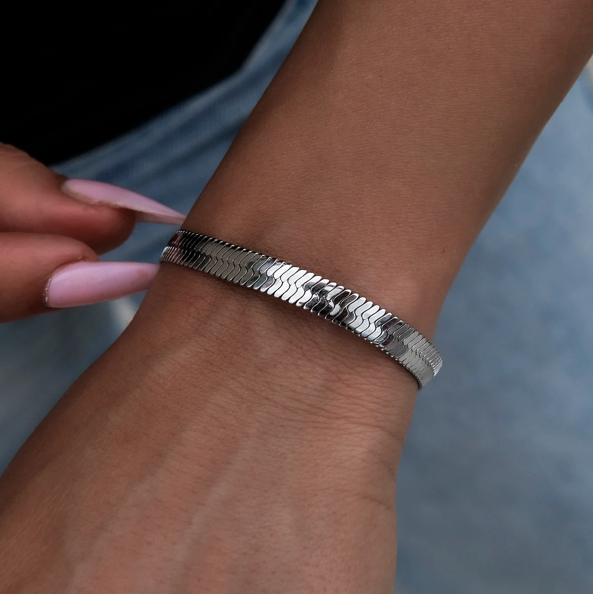 Herringbone Bracelet in White Gold- 6mm - Image 2