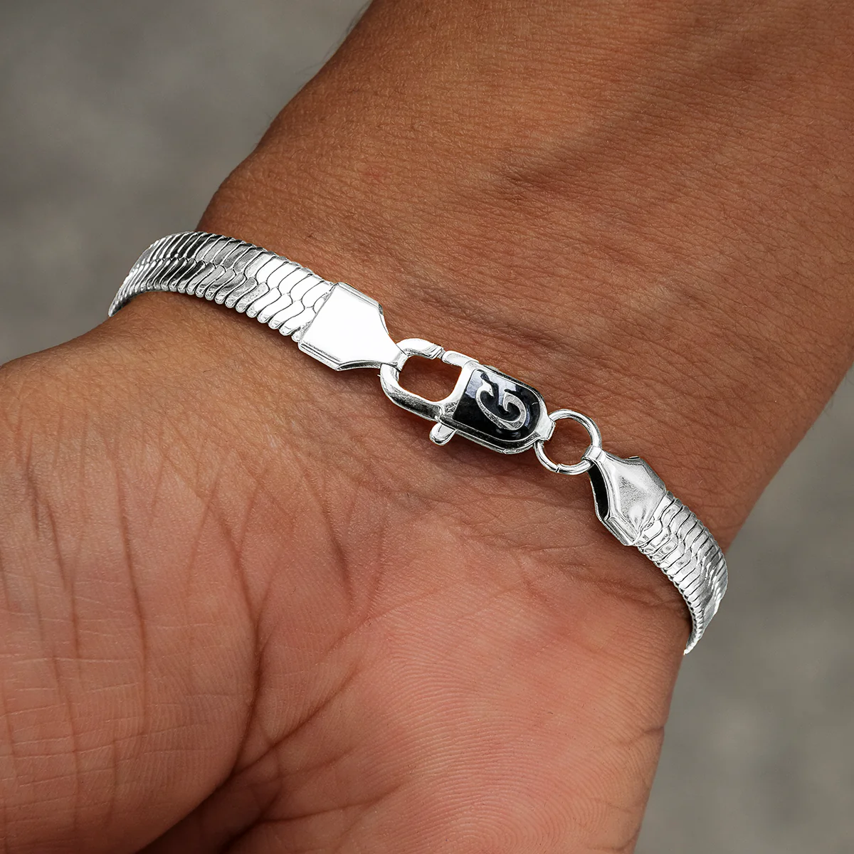 Herringbone Bracelet in White Gold - 8mm - Image 3