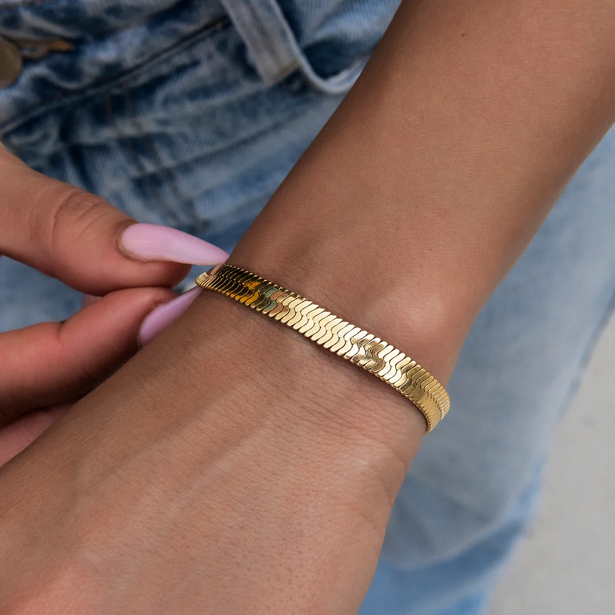 Herringbone Bracelet in Yellow Gold- 6mm - Image 2