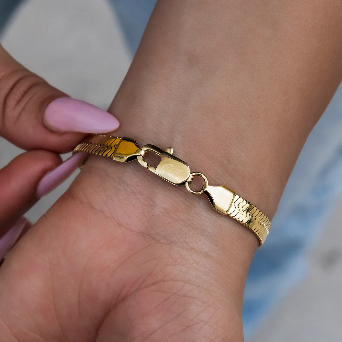 Herringbone Bracelet in Yellow Gold- 6mm - Image 4