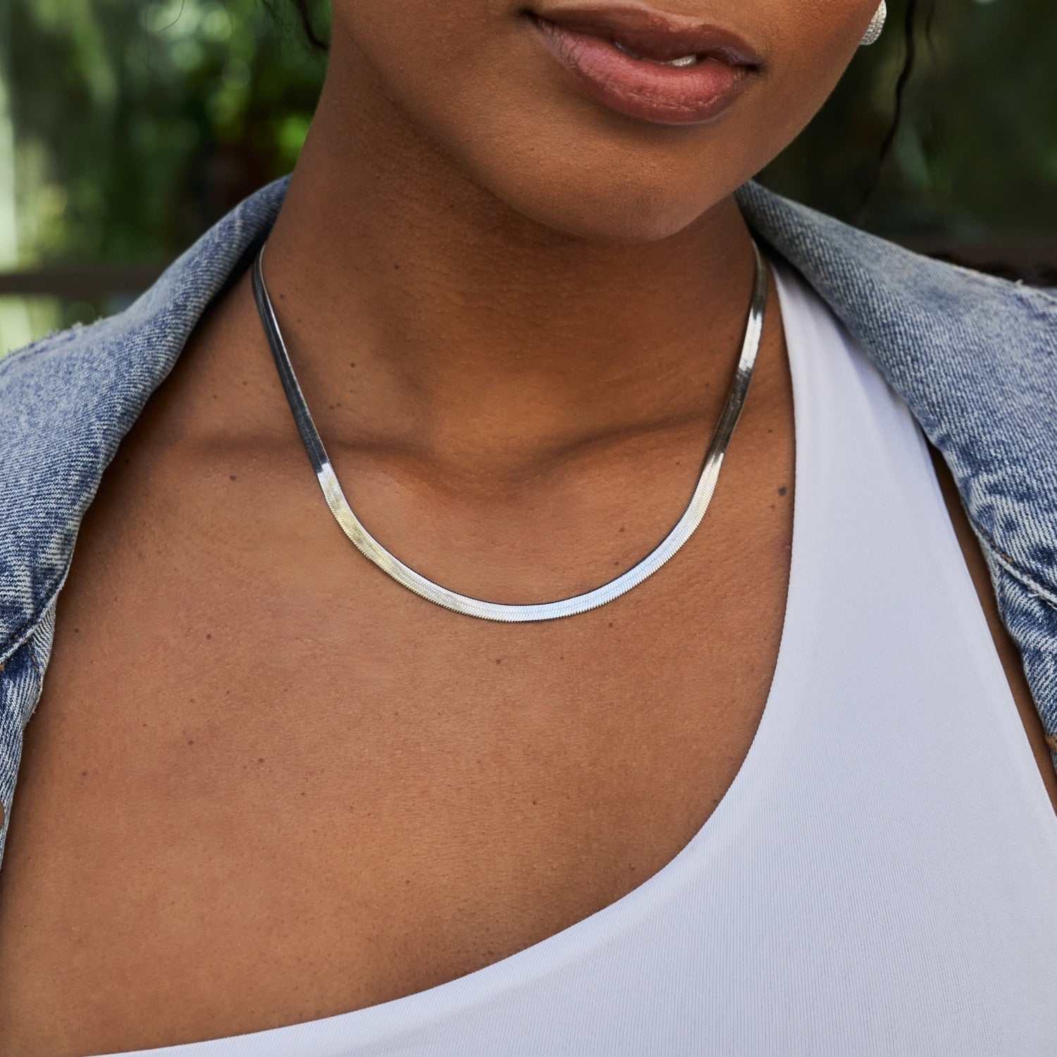 Herringbone Necklace in White Gold - 4mm - Image 3