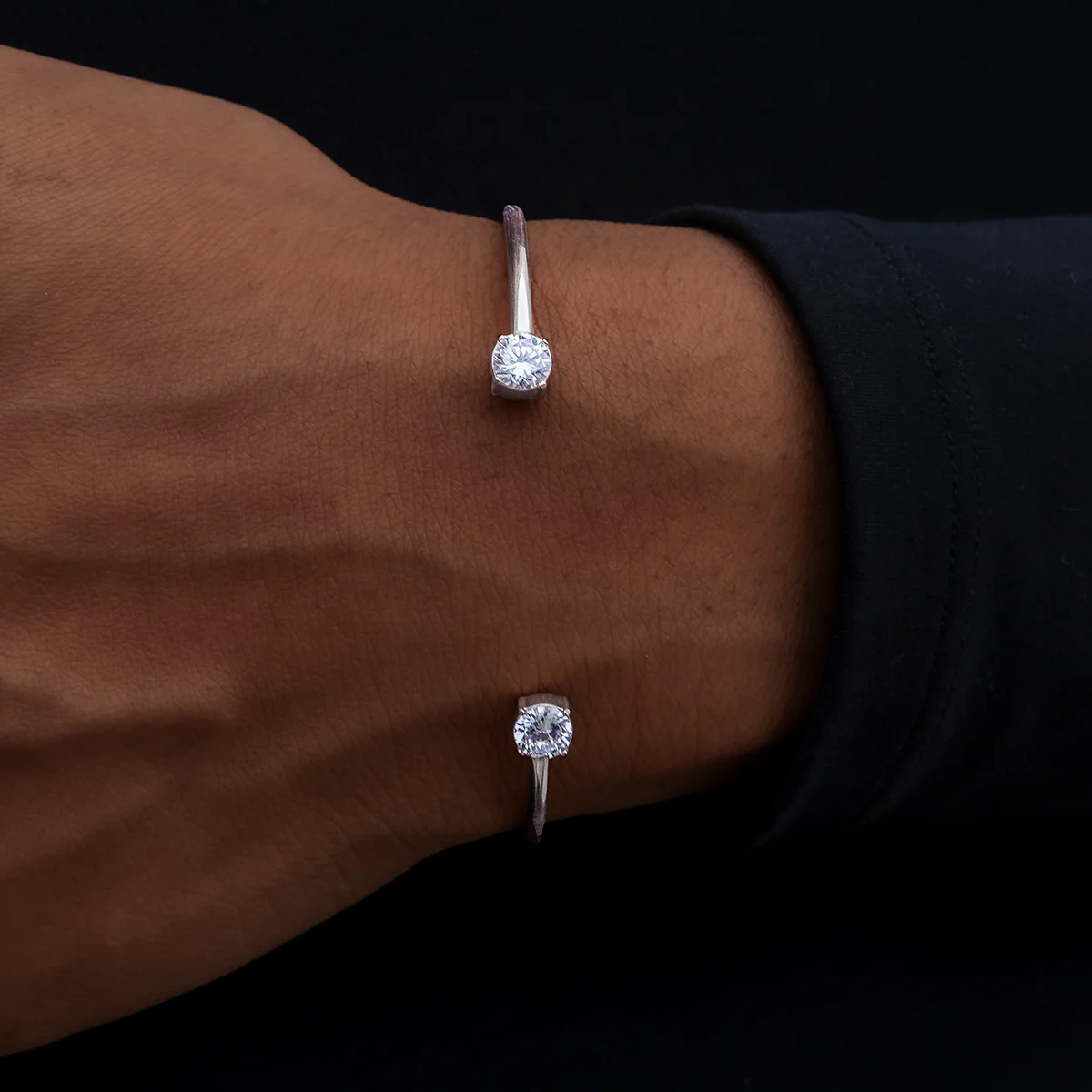 Open-Cuff Bracelet with Round Cut Stones in White Gold - Image 2