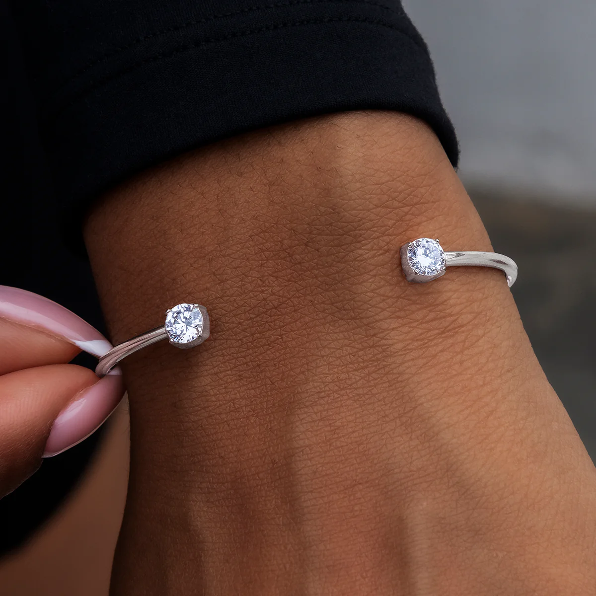 Open-Cuff Bracelet with Round Cut Stones in White Gold - Image 3