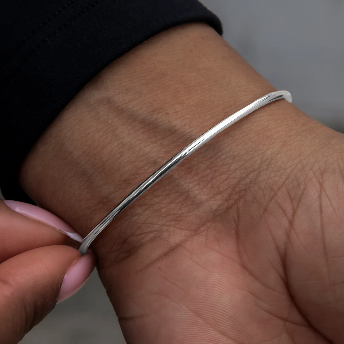 Open-Cuff Bracelet with Round Cut Stones in White Gold - Image 4