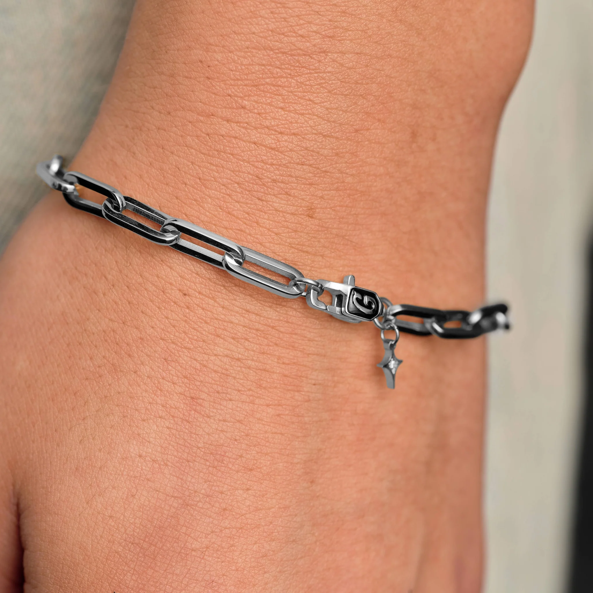 Paper Clip Chain Bracelet in White Gold - 5mm - Image 3